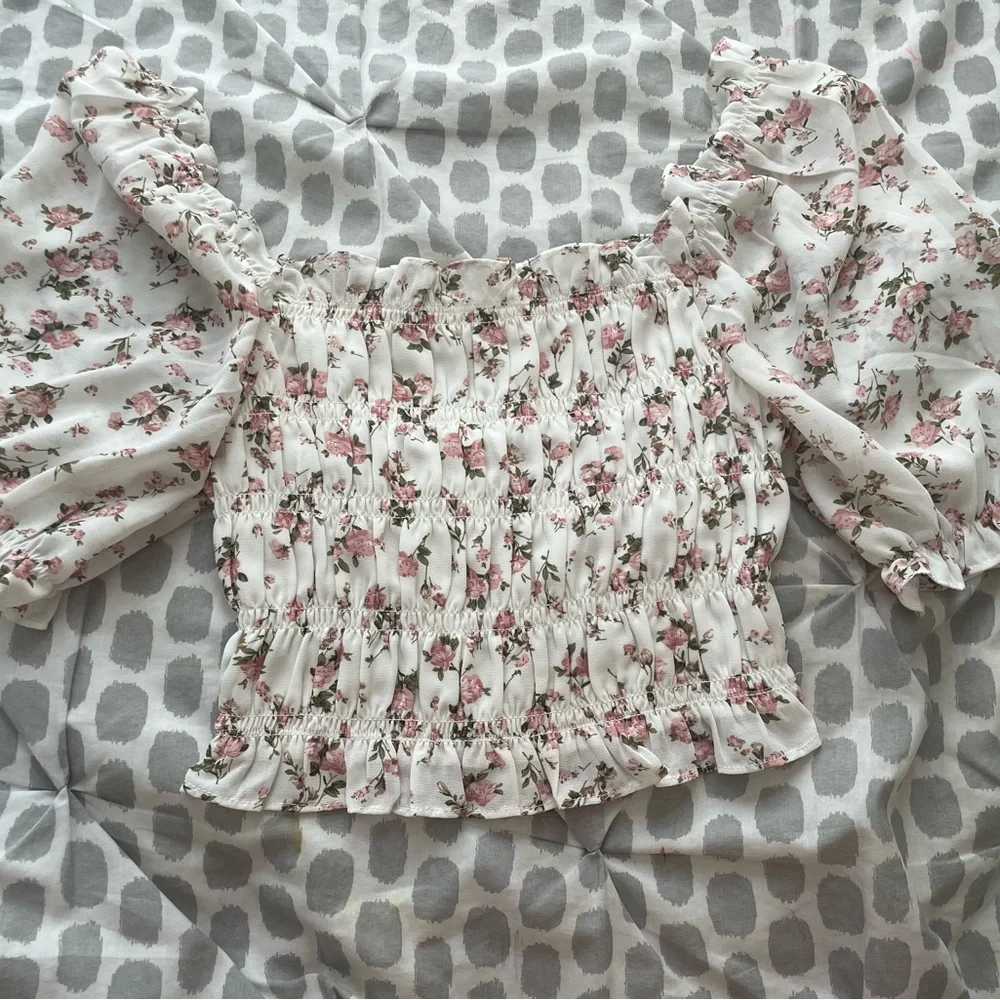 Chic Floral Ruffle Blouse - Picture 3 of 4